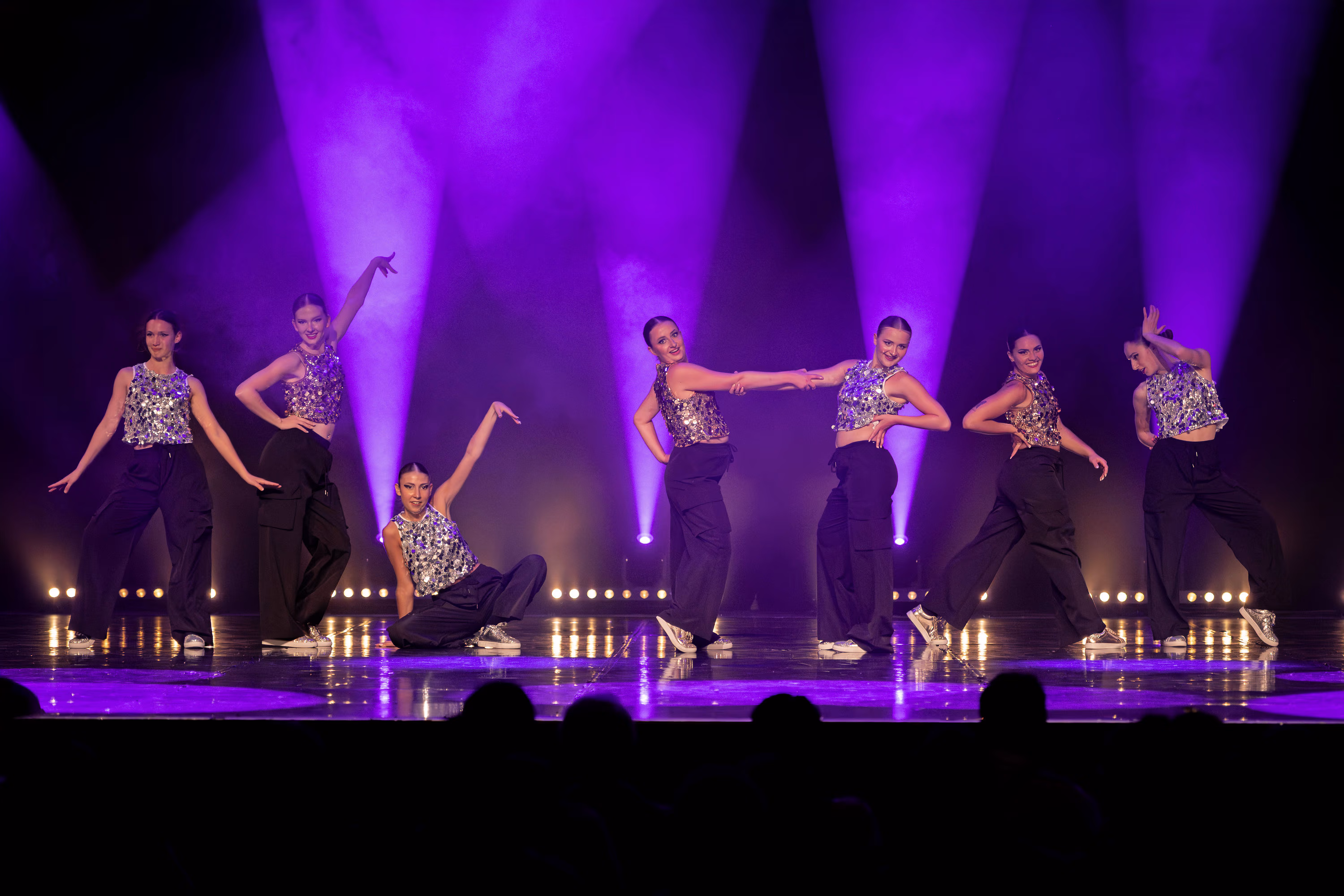 Danseuses du Studio A en mouvement pendant un spectacle.